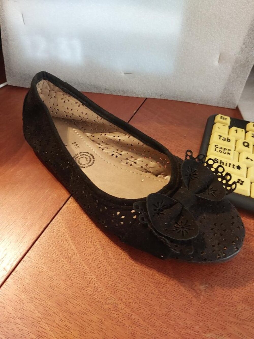 Maylegum WMN Flat Cutout W Bow On Front Top Black Sz 255/ US 8.5 NEW Defect